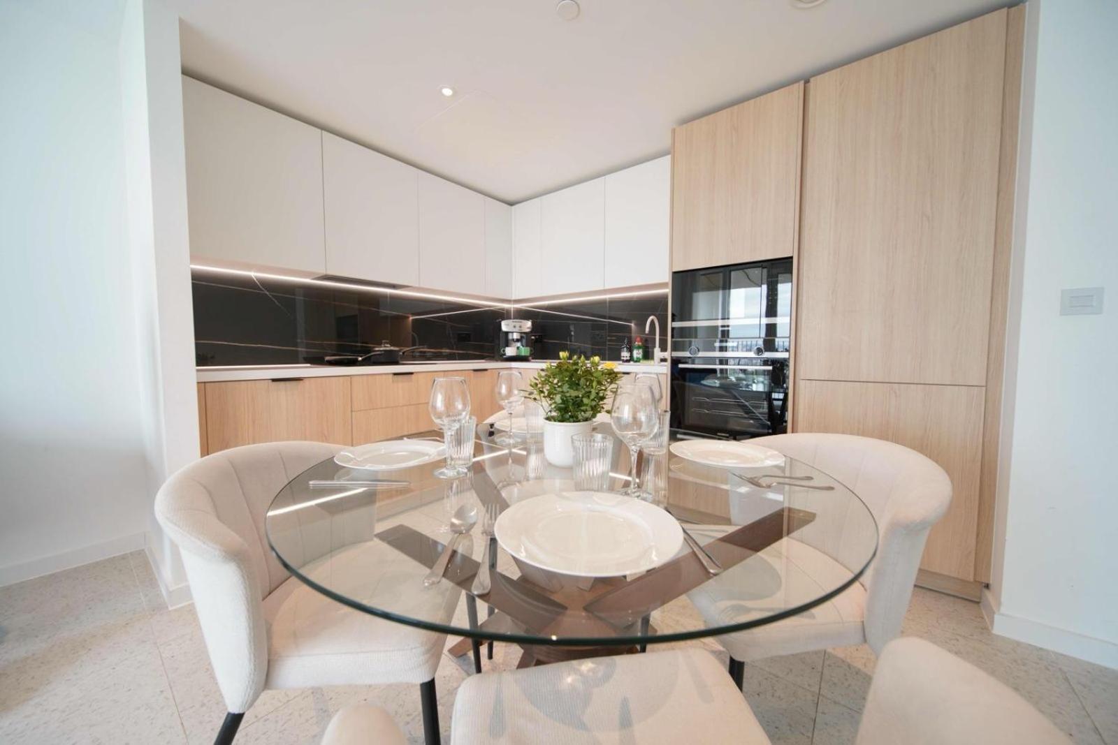 Luxury Skyline Living 2b2b Apartment