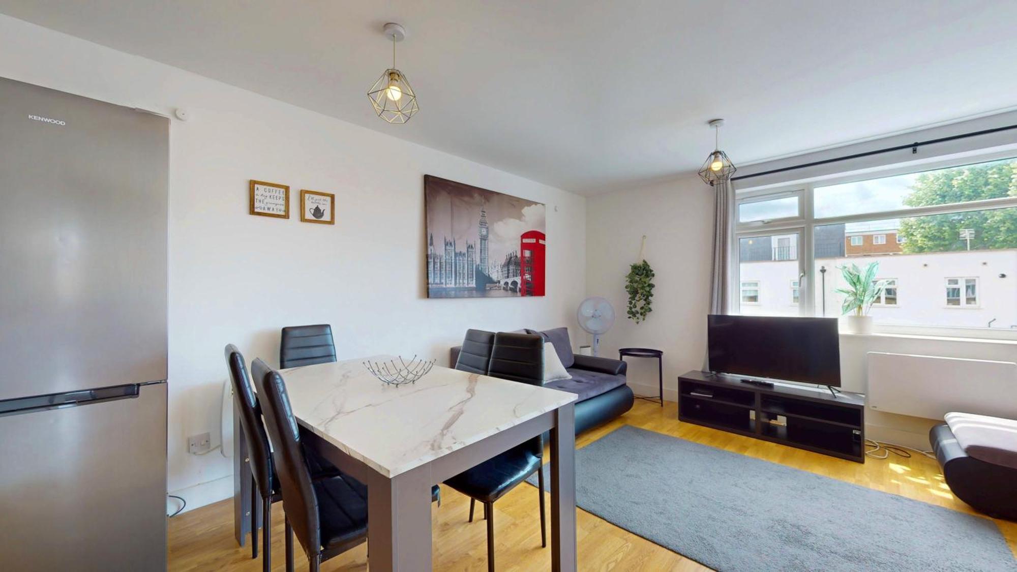 2 Bedroom Flat 1 Stop From Bridge Leilighet