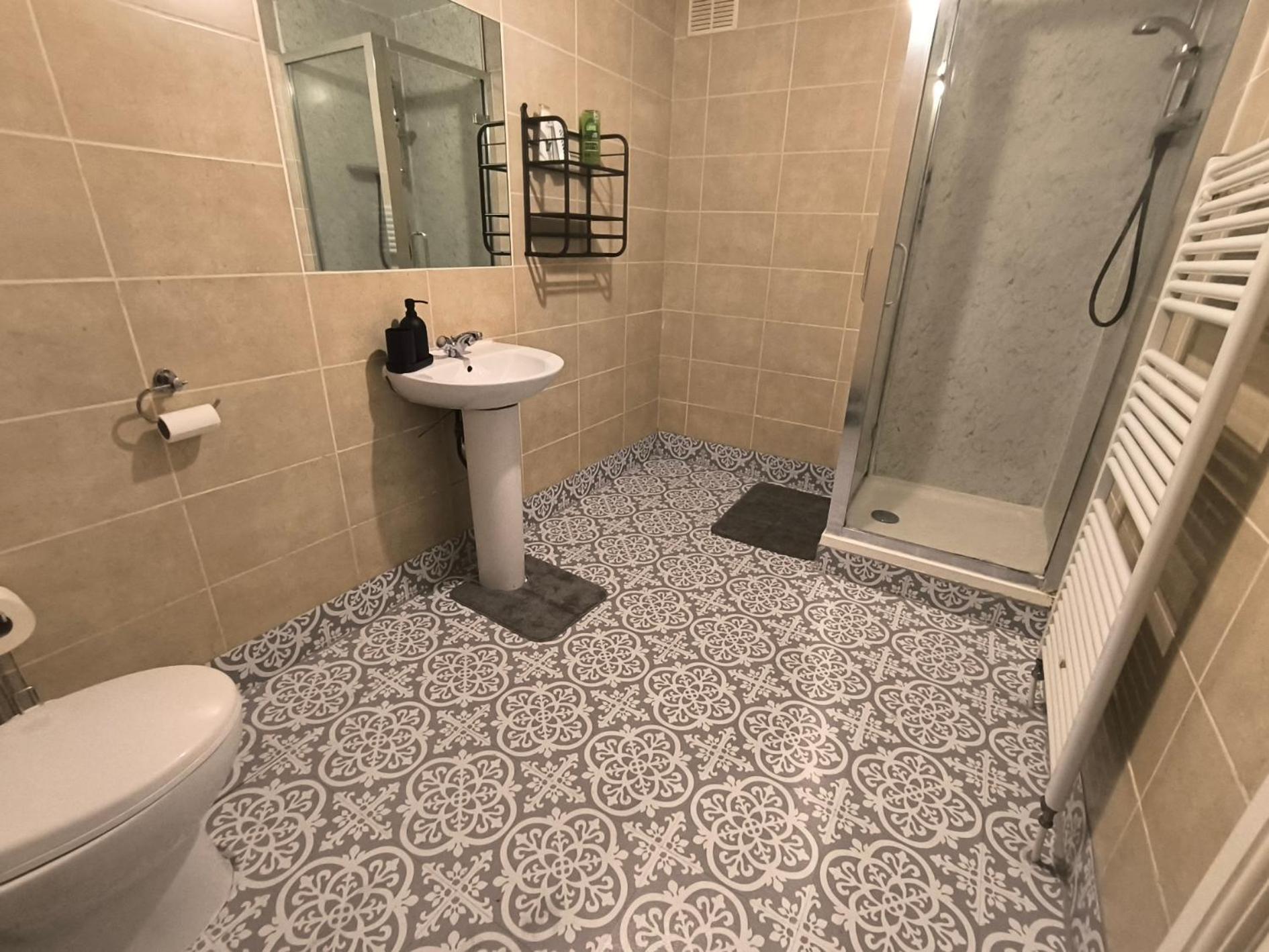 4 Person 3min From South Wimbeldon Tube Station Room2 Guest house London
