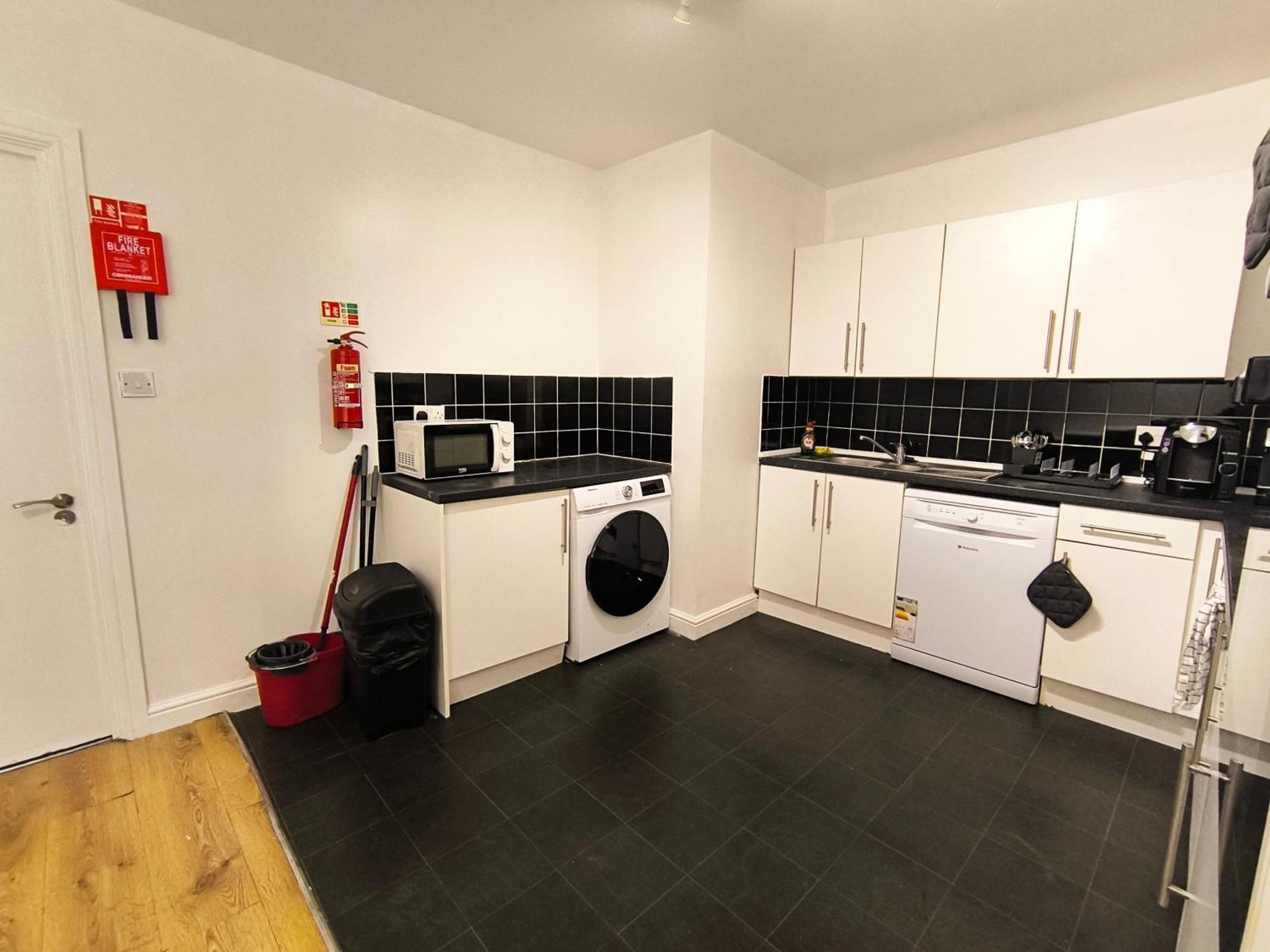4 Person 3min From South Wimbeldon Tube Station Room2 Guest house *