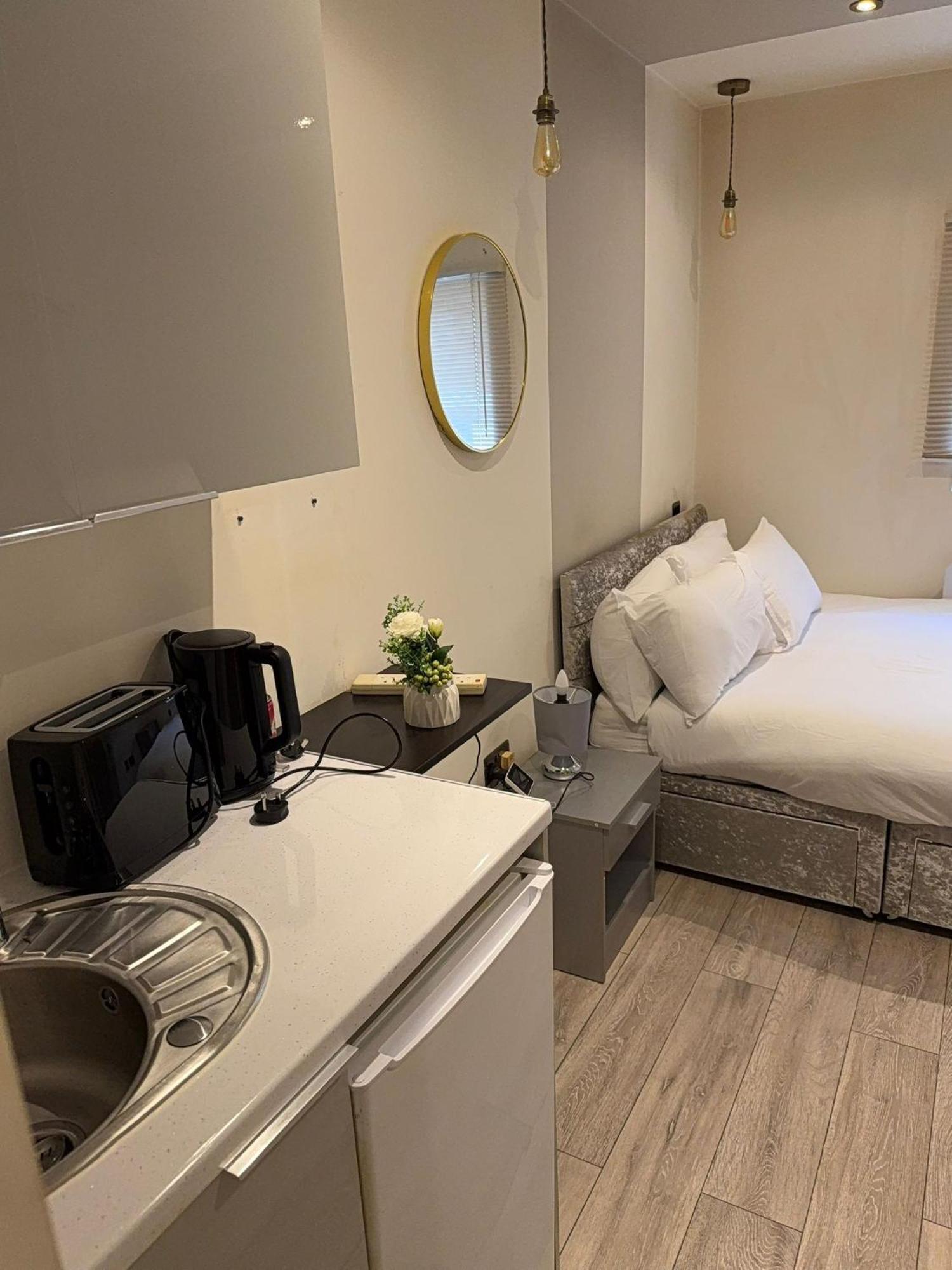 Letzi Premium Cozy Retreat Private En-suite Rooms, Wembley Guest house