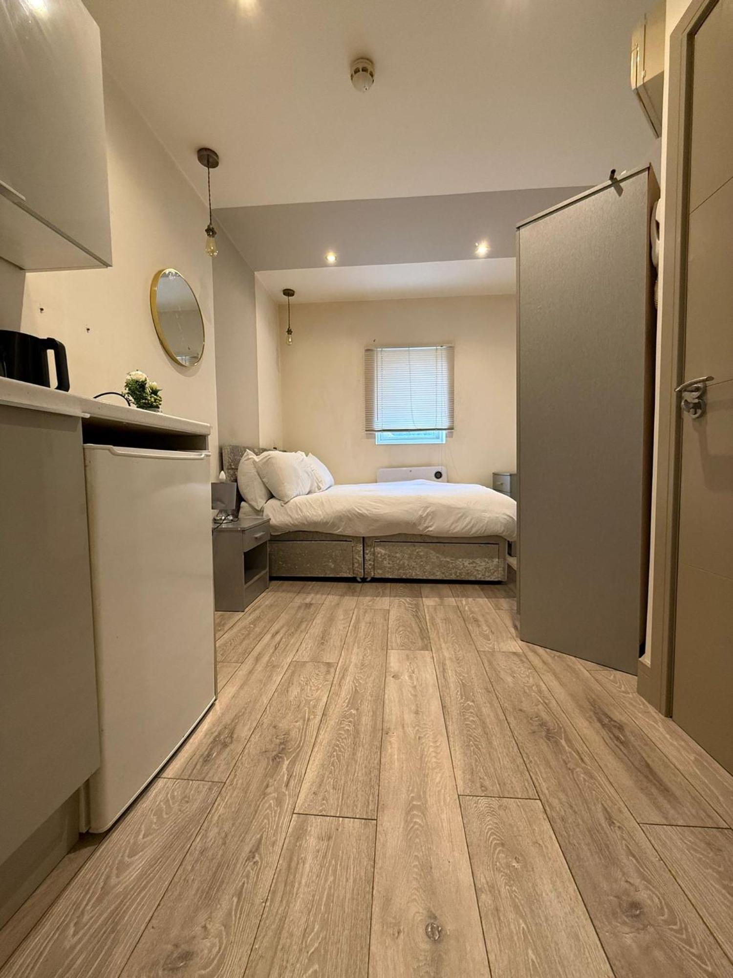 Letzi Premium Cozy Retreat Private En-suite Rooms, Wembley Guest house *