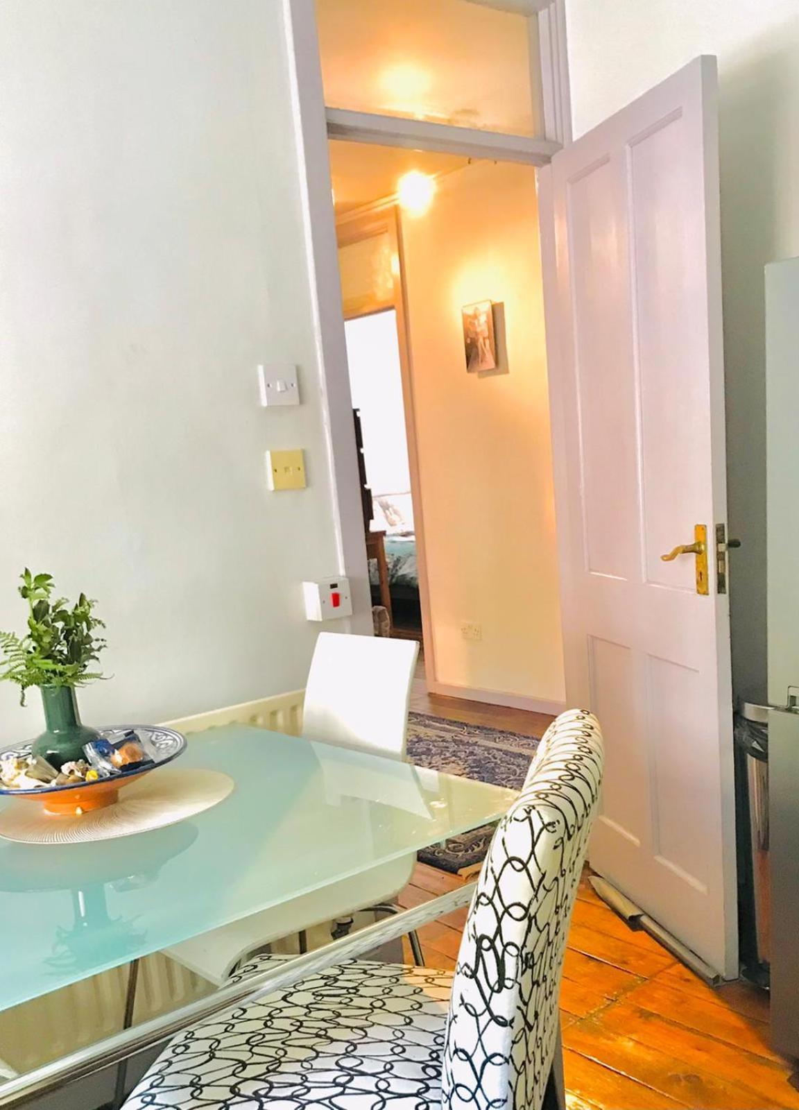 Heartwarming And Vibrant Private In Unit Apartment London