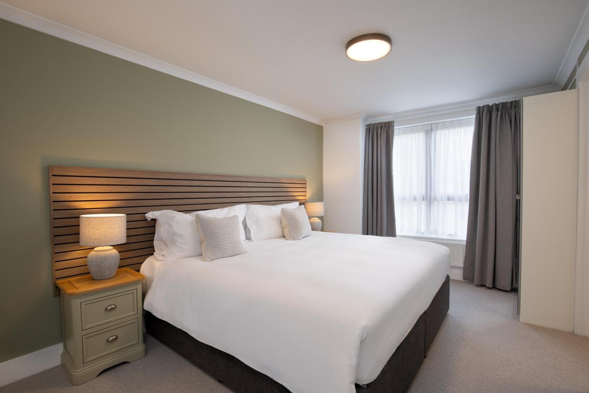 Monarch House - Serviced - Kensington Apartment *