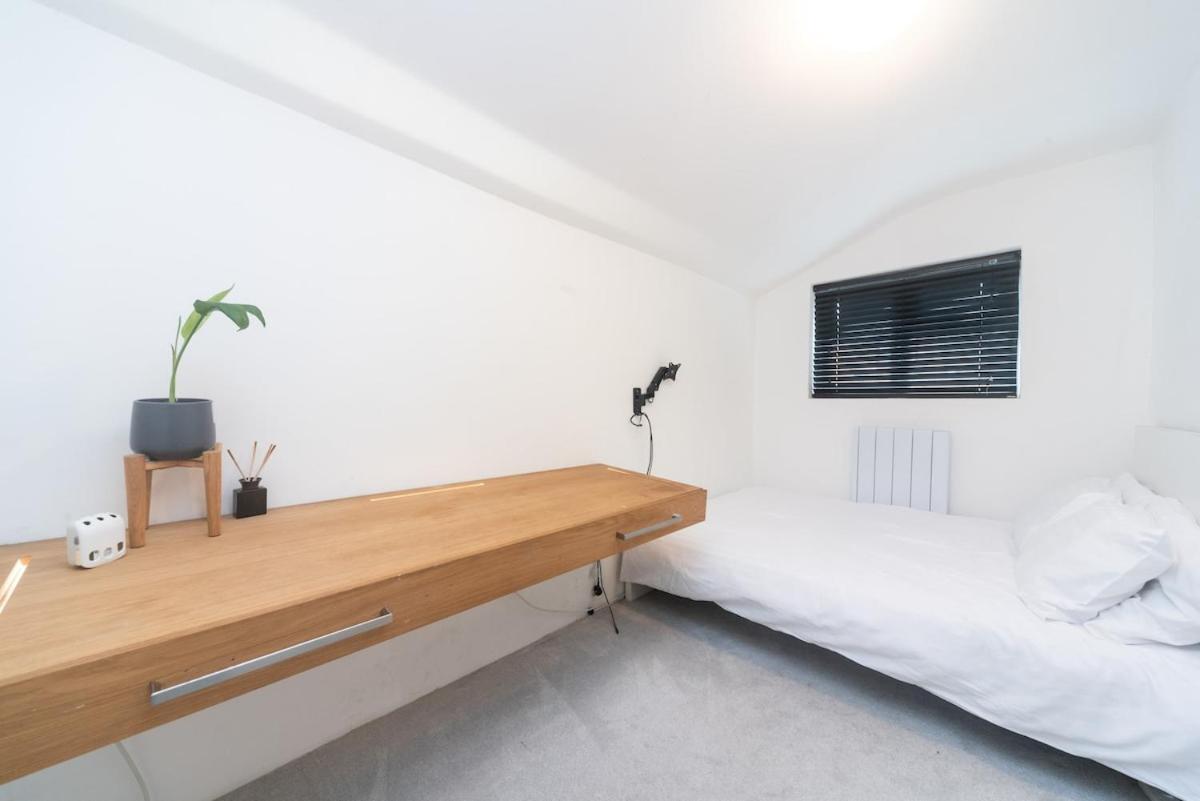 Stunning Contemporary 2 Bed With Parking Apartment London