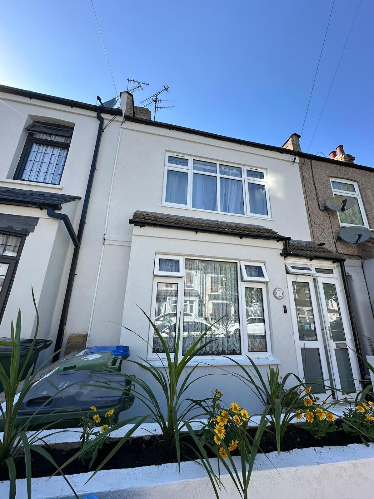 Stunning Contemporary 2 Bed With Parking Apartment