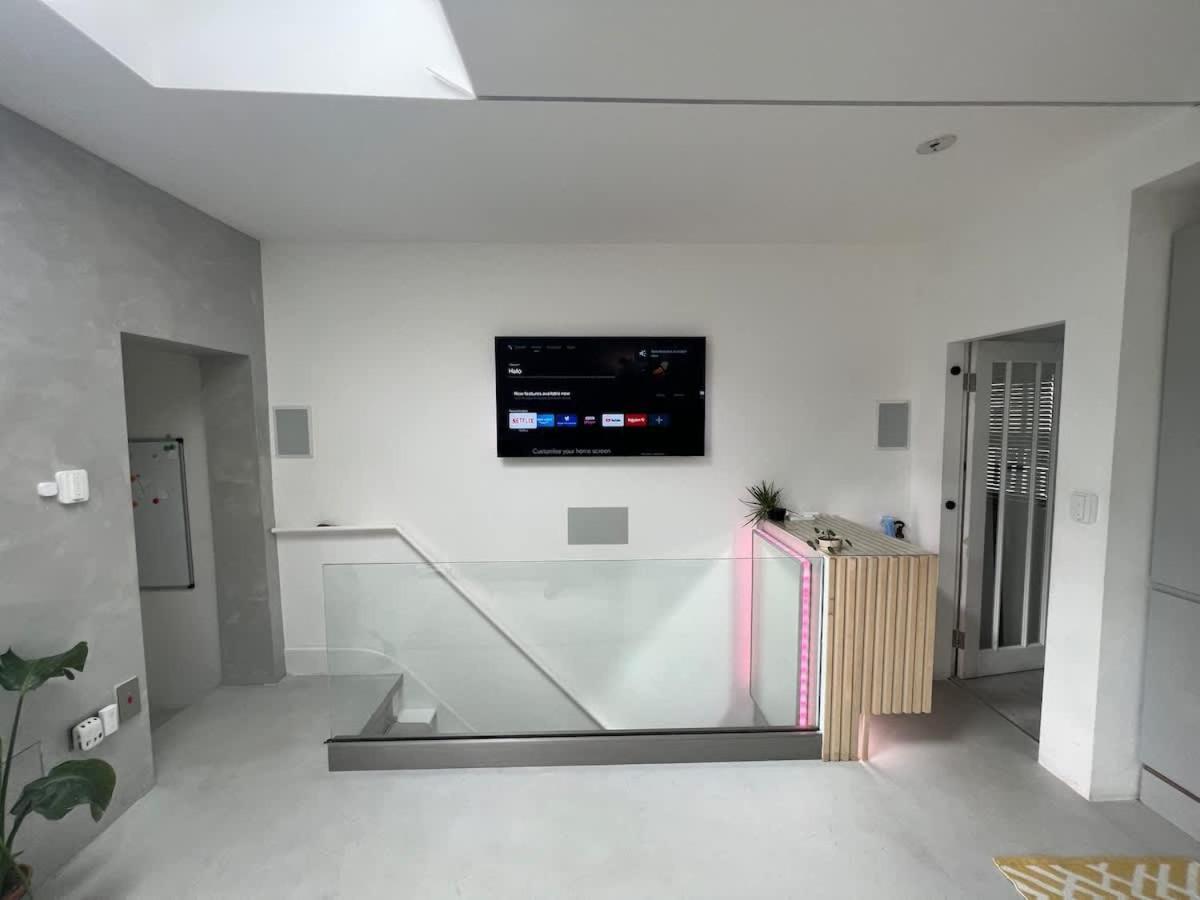 Stunning Contemporary 2 Bed With Parking Apartment *