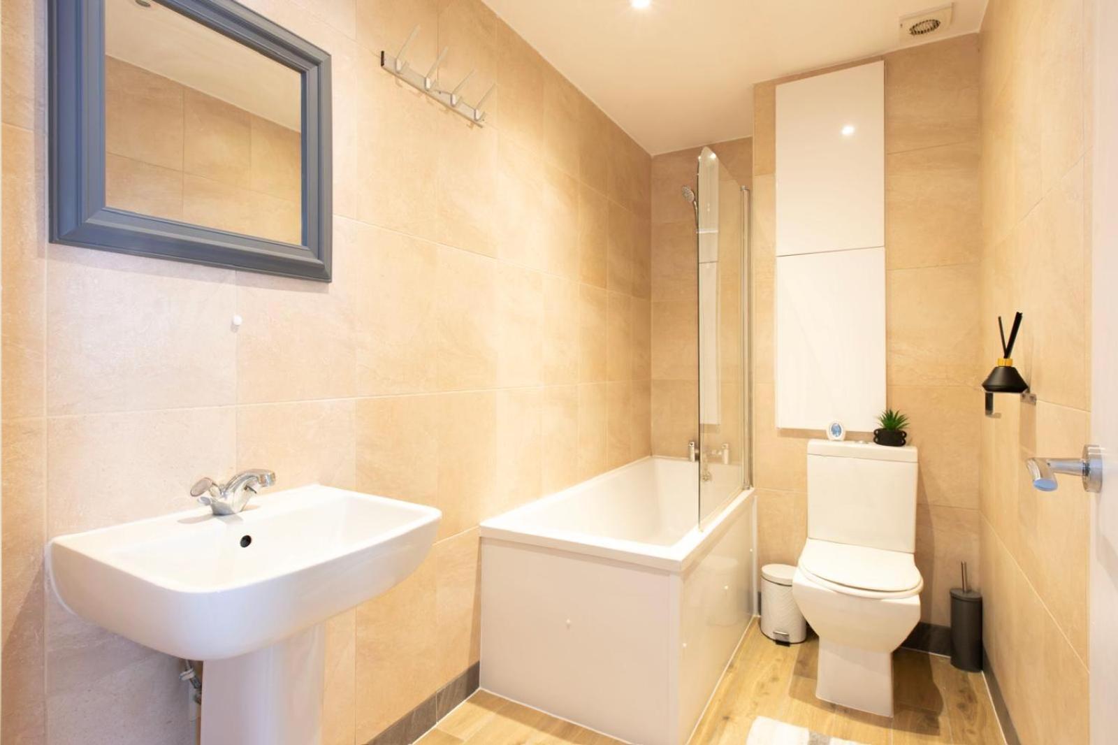 Cosy 30 Seconds To Aldgate East Station Apartment London