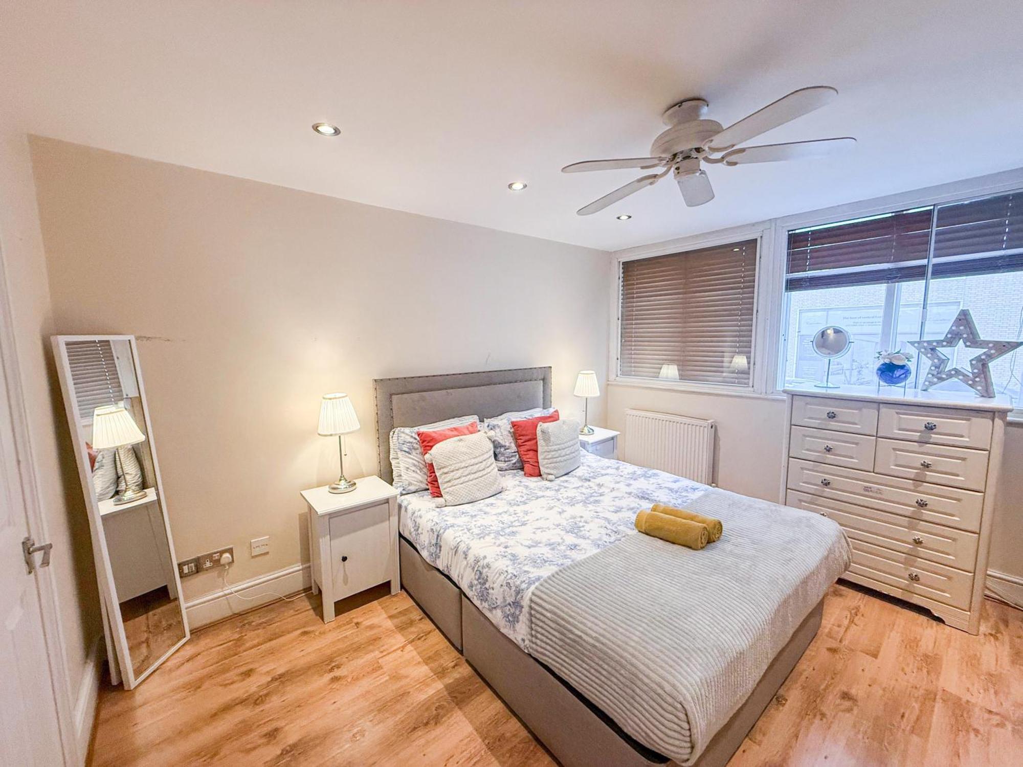 Lovely 1 Bedroom Flat In West Kensington London, Shepherd's Bush Apartment *