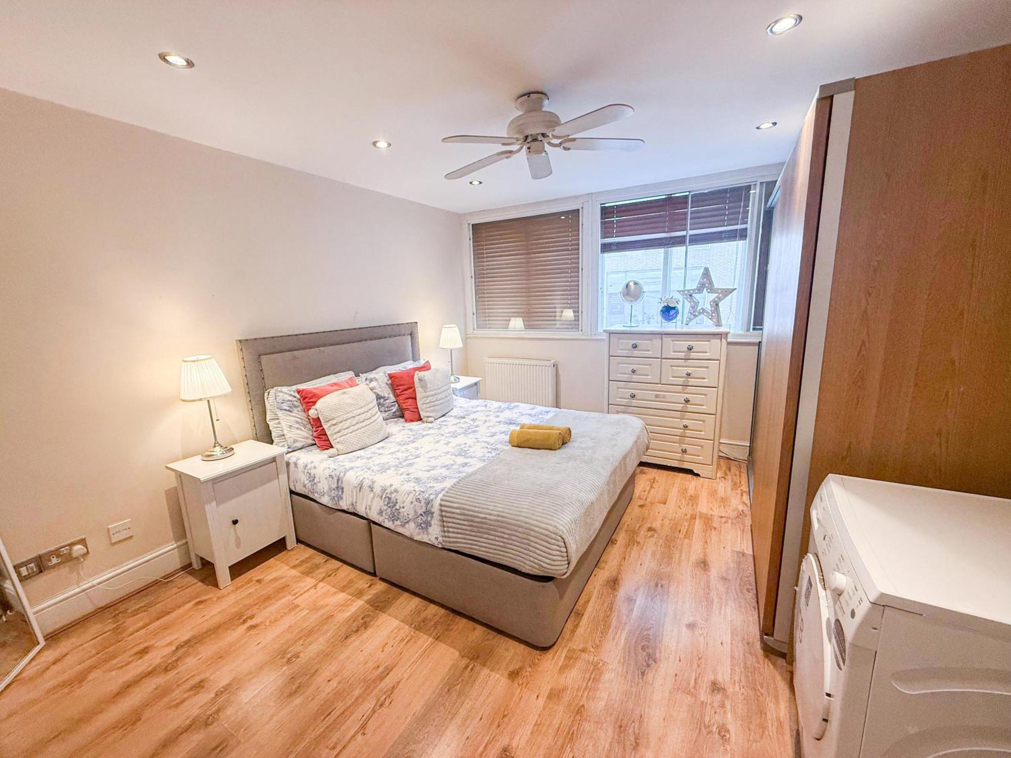 Lovely 1 Bedroom Flat In West Kensington London, Shepherd's Bush Apartment London