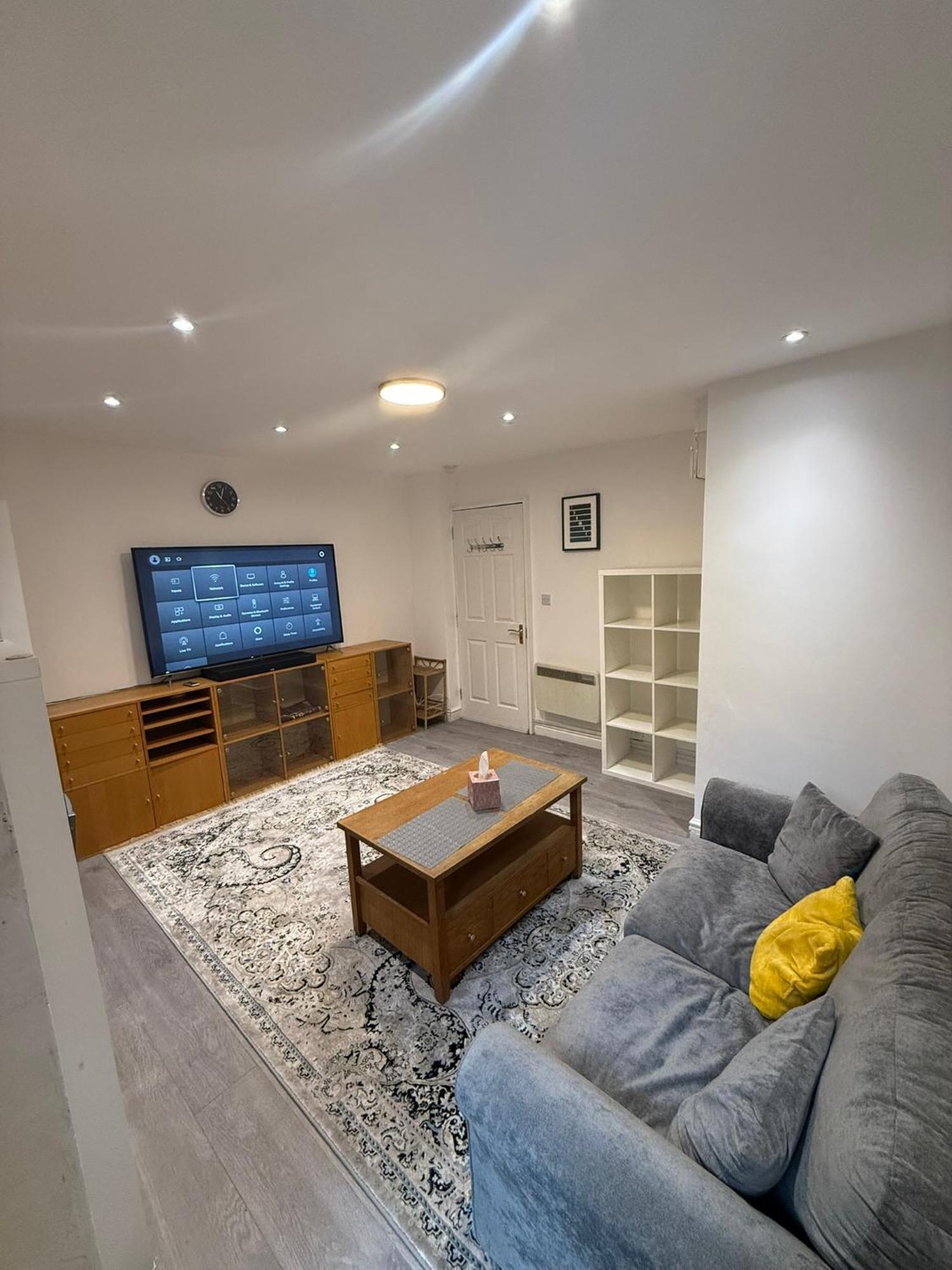 Apartment Entire One Double Bedroom London
