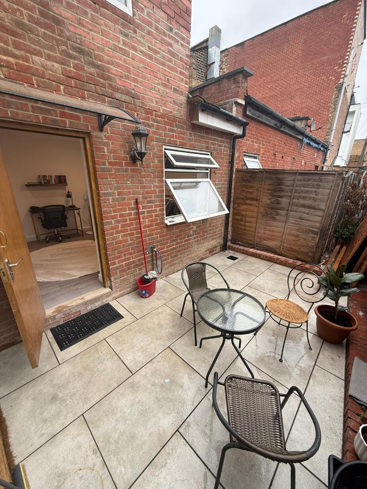 Apartment Entire One Double Bedroom London