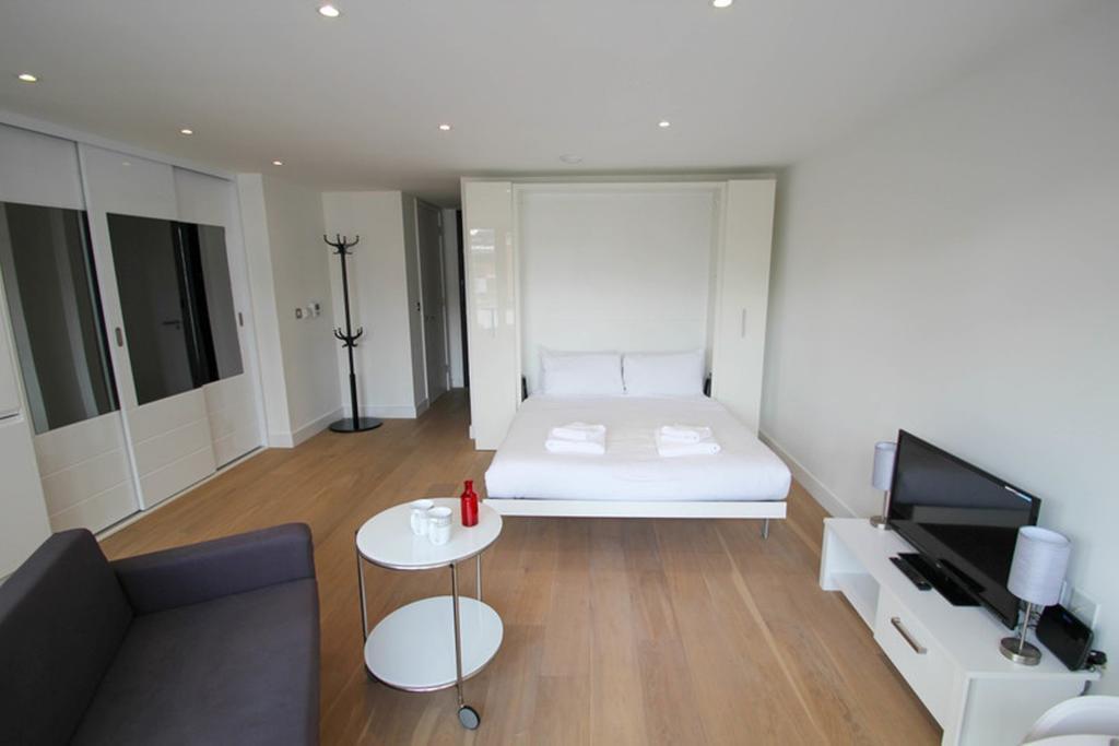 Aldgate East Studio Apartment *