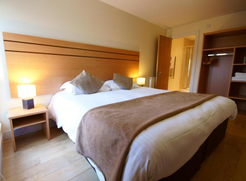 Crompton Court Apartment *