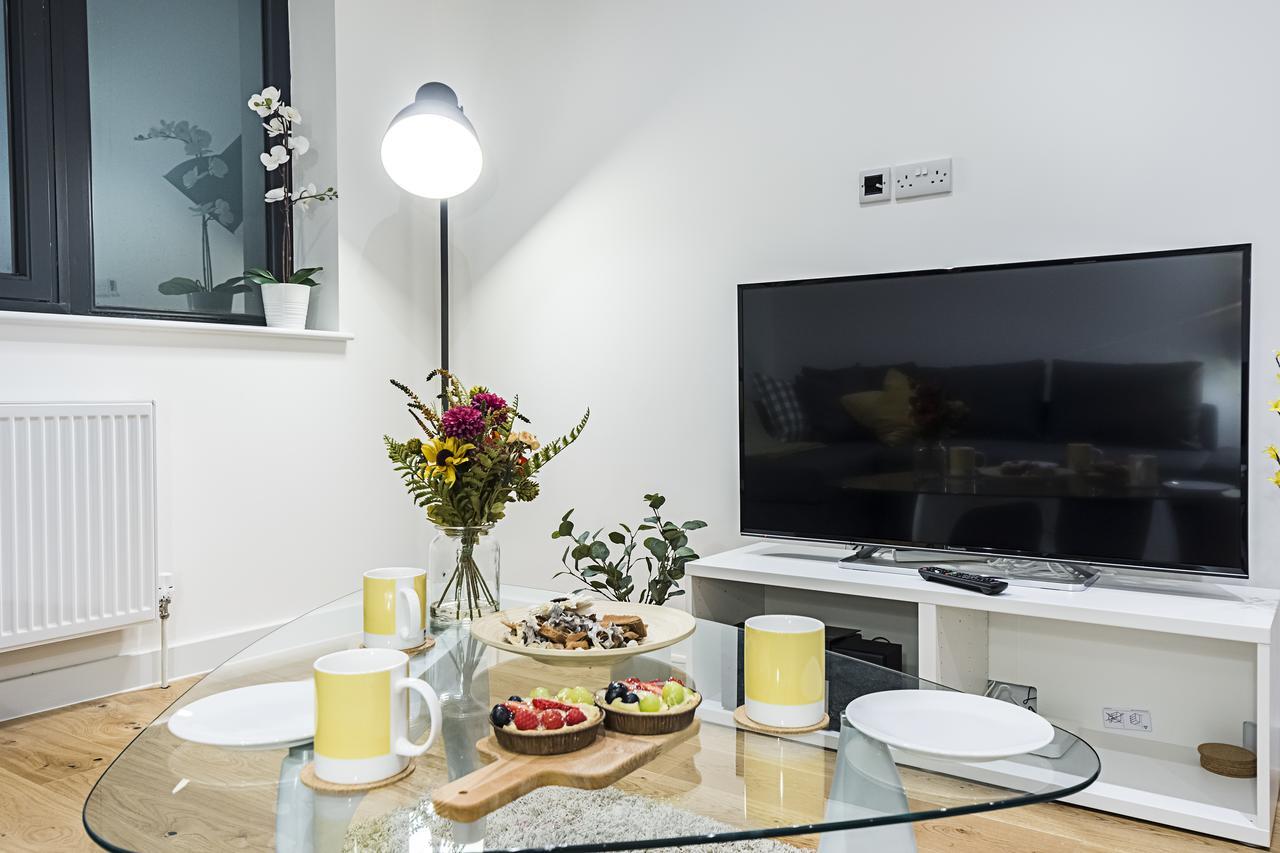 Vibrant Vauxhall Apartment