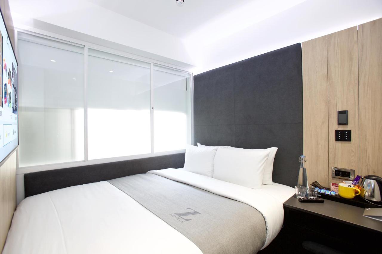 Z Tottenham Court Road 3*