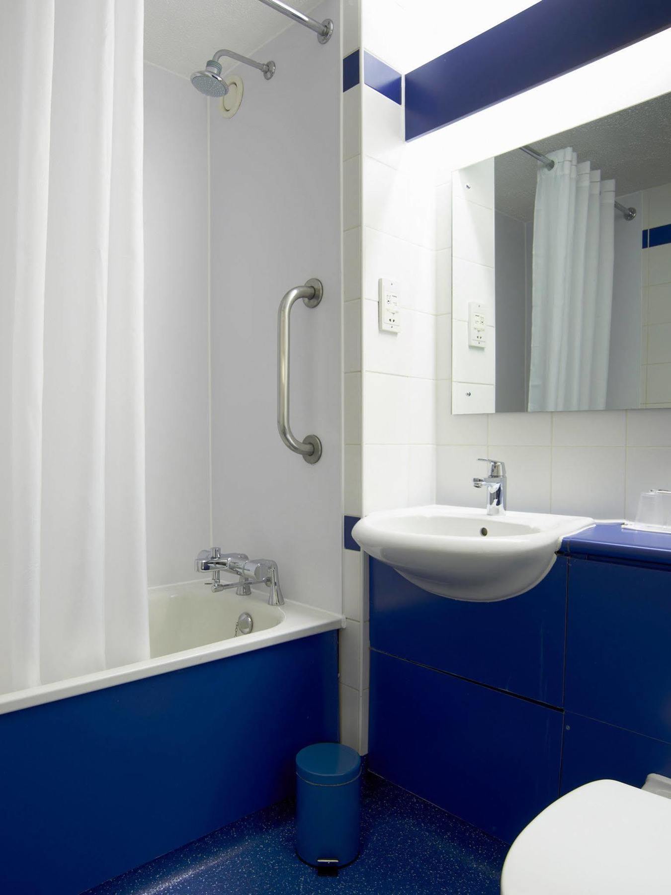 Travelodge Docklands 3*