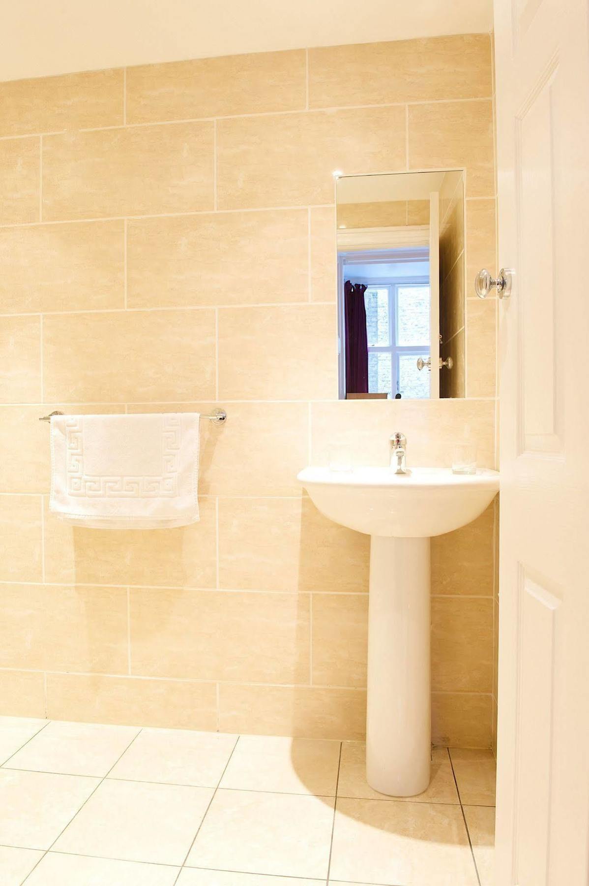 Curzon House Gasthof 2*