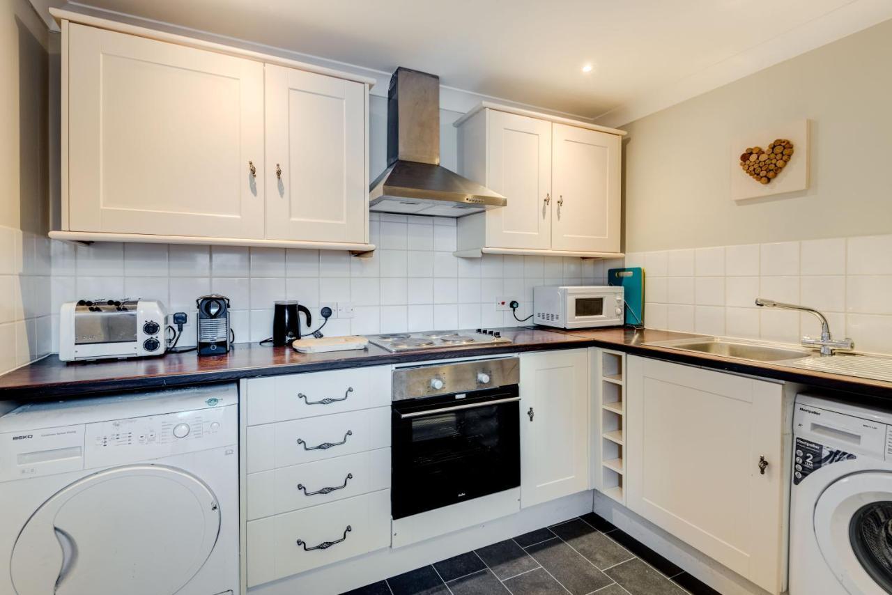 No.6 Beautifully Presented Seafront Apartment *