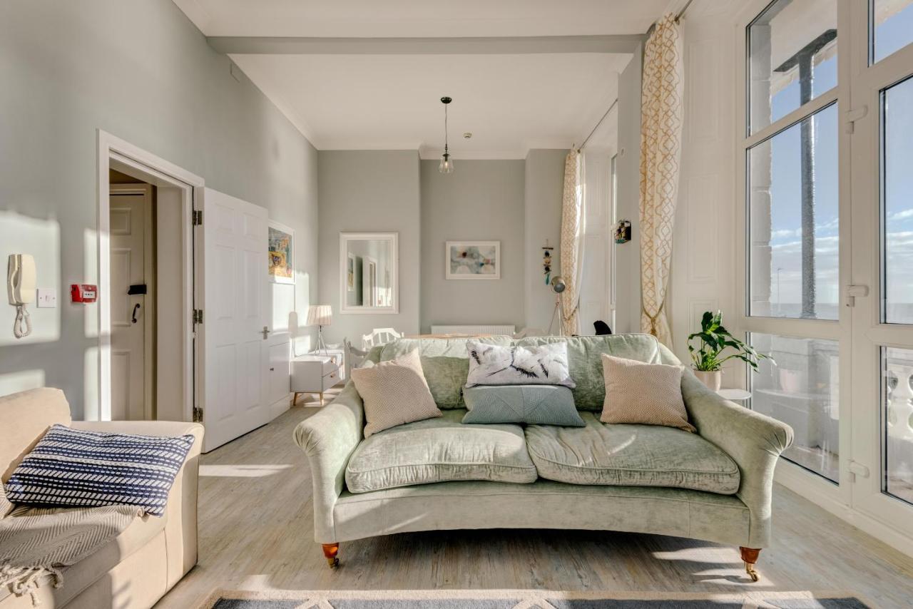 No.6 Beautifully Presented Seafront Apartment London