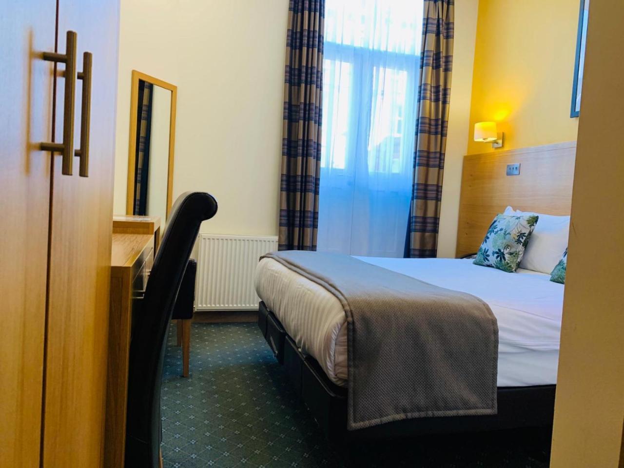 Regency Parkside Hotell 4*