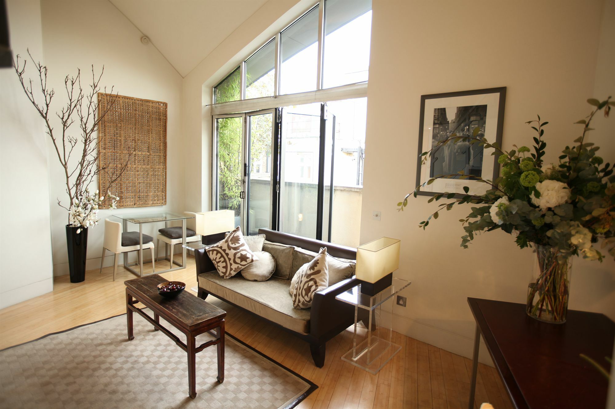 No.5 Maddox Street Apartahotel