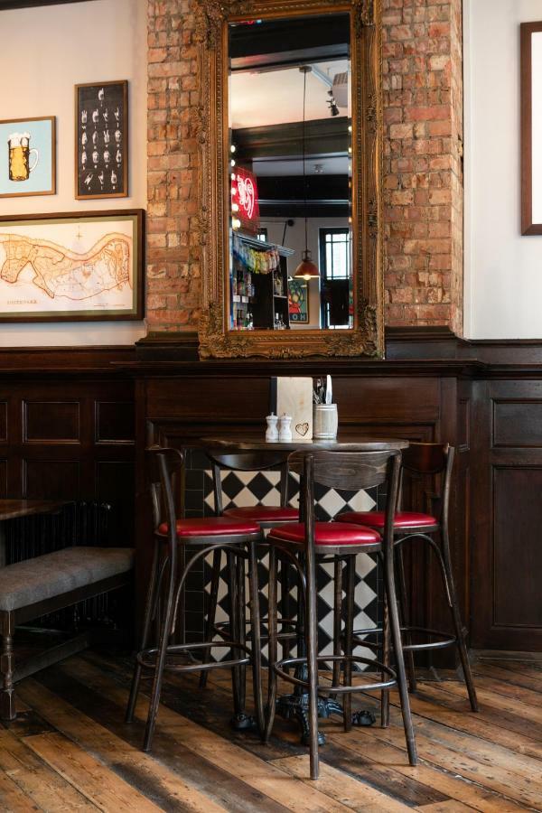 Publove @ The Rose & Crown Hostel London
