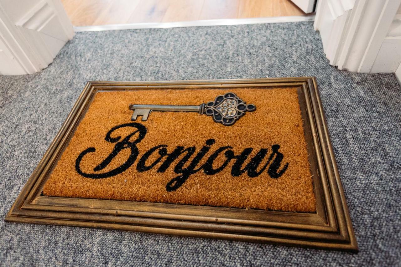 Flat 4, Cromwell Road 1 Bedroom With Balcony * Londen