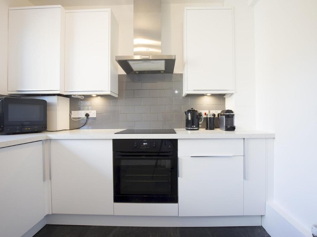 Spacious Flat In South With Balcony - Pass The Keys Apartment London