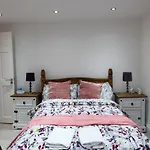 Newly Refurbished 2 Bedroom Apartment In The Heart Of Greenwich