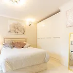 Modern apartment close to central London (zone 2)