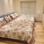 London Luxury Apartments 1Min Walk From Underground, With Free Parking Free Wifi