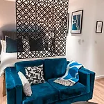 Luxury Apartment - 1 Min From Station