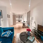 Luxury Apartment - 1 Min From Station