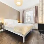 Franks Pied-à-terre in London-Quiet,Bright,Central