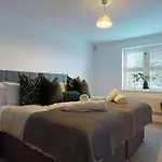 Docklands Riverside Superior 3 Bedroom Apartment By Delta Accomodation