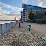 Docklands Riverside Superior 3 Bedroom Apartment By Delta Accomodation