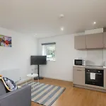 Skyvillion - Beautiful One Bedroom Apartment Near Heathrow Airport