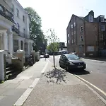 Well Appointed Garden Condo In Kensington Olympia