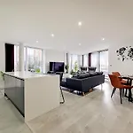 Free Parking - Stylish Three Bedroom Apartment By London Excel