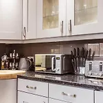 4 Bedroom House, 2 Min Walk From Station
