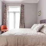 4 Bedroom House, 2 Min Walk From Station