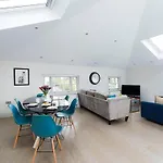 Recently Redecorated Bright And Spacious 1Br Flat In West London