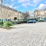 Verwood Lodge Entire Apartment With Free Gated Parking On The Island