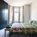 Amazing 3 Bedroom, 2 Bathroom, Ground Floor Flat With Garden, Near Train Station And Bus Stop