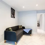 Amazing 3 Bedroom, 2 Bathroom, Ground Floor Flat With Garden, Near Train Station And Bus Stop