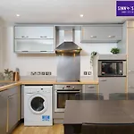 London Bridge Apartment Free Parking And Wifi Sleeps 6