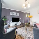 Dwellers Delight Living Ltd Serviced Accommodation, Chigwell, London 3 Bedroom House, Upto 7 Guests, Free Wifi & Parking