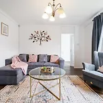 Dwellers Delight Living Ltd Serviced Accommodation, Chigwell, London 3 Bedroom House, Upto 7 Guests, Free Wifi & Parking