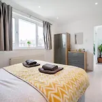 Dwellers Delight Living Ltd Serviced Accommodation, Chigwell, London 3 Bedroom House, Upto 7 Guests, Free Wifi & Parking